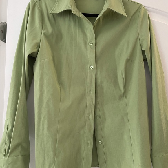 Green form fitting lady’s shirt. - Picture 2 of 3